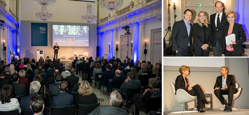 Drei Bilder einer Veranstaltung im Hotel de Rome in Berlin: Auf dem ersten Bild spricht ein Redner auf der Bühne vor einem großen Publikum, das aufmerksam zuhört. Das zweite Bild zeigt vier Personen in Business-Kleidung, die zusammen für ein Gruppenfoto posieren. Das dritte Bild zeigt zwei Sprecher, die sich auf einem Podium unterhalten während einer Diskussion.