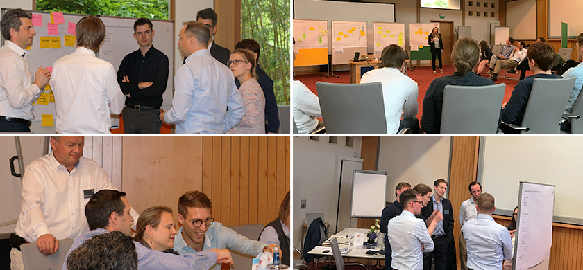Mehrere Gruppen von Personen in einem Workshop-Meeting, die an großen Pinnwänden mit Haftnotizen arbeiten. In verschiedenen Szenen sind Menschen in Diskussionen vertieft, einige visualisieren Ideen an einem Whiteboard, andere interagieren am Tisch oder beobachten eine Präsentation im Hintergrund. Der Raum wirkt gut beleuchtet, mit Pflanzen im Hintergrund und modernen Möbeln.“