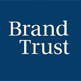 Logo von BrandTrust, BrandTrust beige auf dunkelblauer Hintergrund geschrieben.